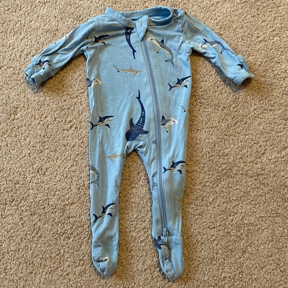 Kyte Baby - Zippered Footie in Stream Shark - size Preemie